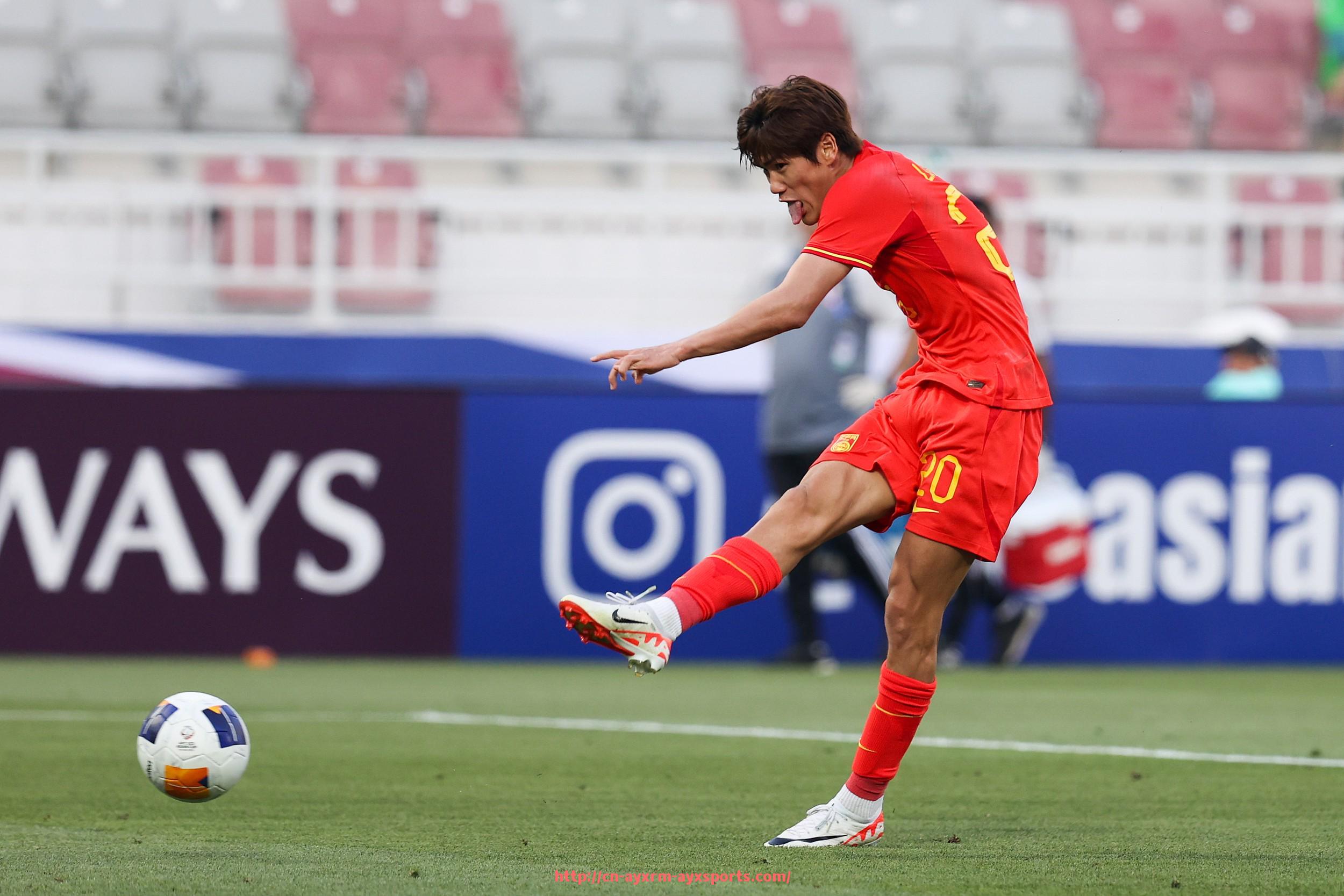 爱游戏体育-CBA球队球员与足球合作