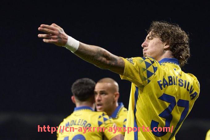 爱游戏体育-法甲俱乐部战术演变全景图:从4231到343的战略转型